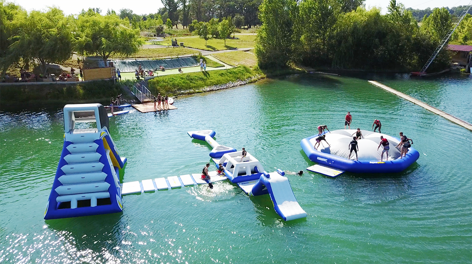 Aquapark gonflable à La Source Wakepark Carbonne, activités nautiques en famille avec toboggans, trampolines et jeux sur l’eau près de Toulouse
